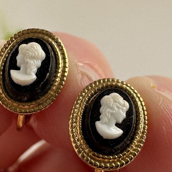 Vintage Black & White Cameo Clip-On Earrings Gold-Tone Oval 1/2" Resin - Picture 4 of 14